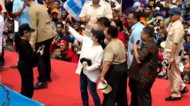 Momen Puan Maharani Ajak Prabowo Selfie di Panggung May Day 2025, Sumber: YouTube Sekretariat Presiden