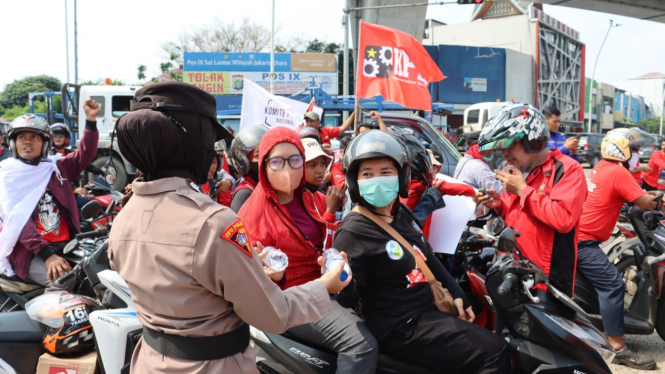 Polres Pelabuhan Tanjung Priok menerjunkan Polwan (Polisi Wanita)pada May Day