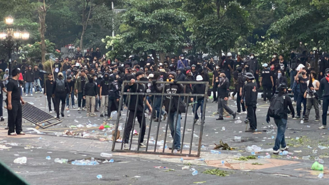 Ricuh aksi peringatan May Day di depan Kantor Gubenrur Jateng