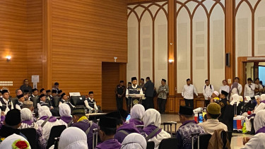 Menag RI Nasaruddin Umar saat memberikan arahan sebelum melepas jemaah haji kloter pertama dari Asrama Haji, Pondok Gede, Jakarta Timur.