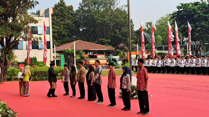 Wakil Gubernur Jakarta Rano Karno secara simbolis serahkan ijazah yang diputihkan saat Hari Pendidikan Nasional 2025