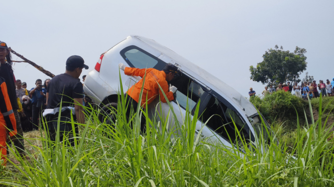 Mobil terjun ke dalam sungai di Nganjuk. (Foto: Dokumen Kantor SAR Surabaya)