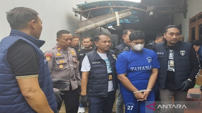 Predator seks di Jepara digiring untuk dimasukkan ke mobil tahanan