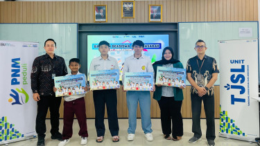 PNM melalui program TJSL menyalurkan beasiswa kepada anak nasabah