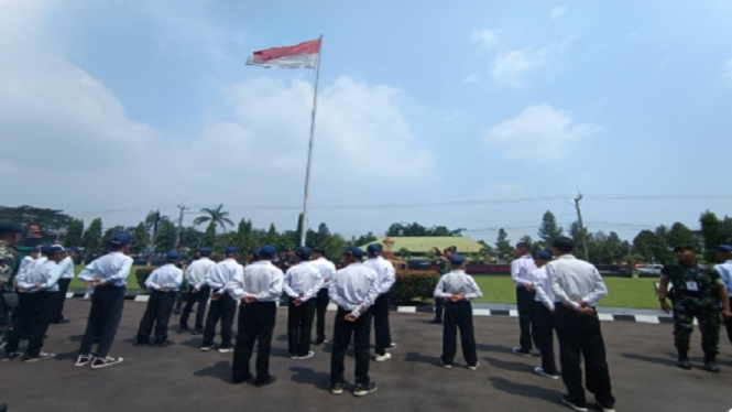 Sebanyak 39 siswa SMP nakal di Purwakarta dimasukan ke barak militer