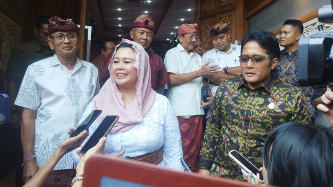 Ketua Umum PP FPTI, Yenny Wahid; Wakil Gubernur Bali, I Nyoman Giri Prasta usai pembukaan IFSC World Cup Bali 2025  di di Gedung Kertha Sabha, Denpasar. 