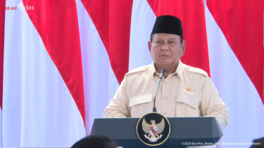 Presiden RI Prabowo Subianto saat menghadiri peringatan Hari Pendidikan Nasional (Hardiknas) di SDN 5  Cimahpar, Bogor, Jawa Barat, Jumat, 2 Mei 2025 (sumber: tangkapan layar YouTube Sekretariat Presiden)
