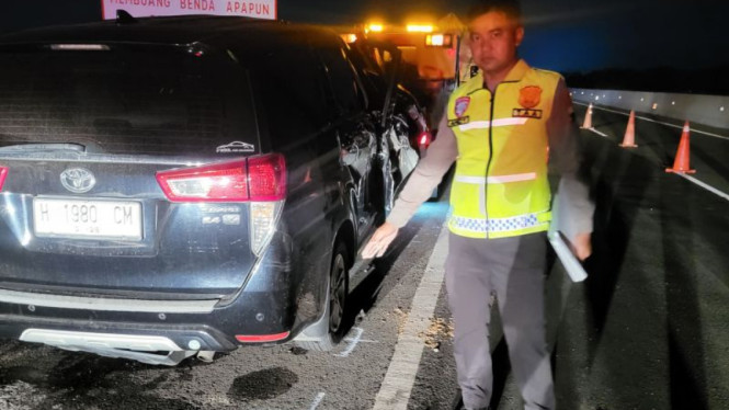 Mobil Innova yang ditumpangi Anggota DPR Alamudin Dimyati Rois mengalami kecelakaan.
