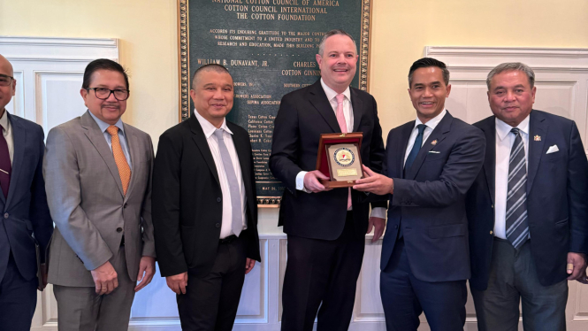 [Ketua Umum Kadin Indonesia, Anindya Bakrie bersama Vice President of National Cotton Council (NCC) Amerika Serikat (AS), Robbie Minnich, di Washington, D.C., AS pada Kamis, 1 Mei 2025 waktu setempat]