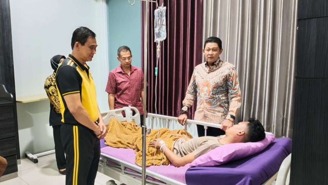 Kapolda Jateng Irjen Pol Ribut Hari Wibowo saat menengok di RS Bhayangkara 