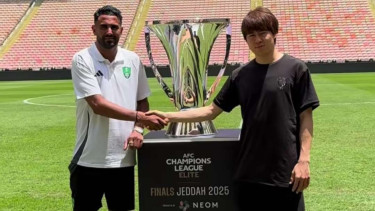 Pemain Al Ahli Riyad Mahrez (kiri) di final Liga Champions Asia Elite