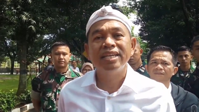 Gubernur Jawa Barat Dedi Mulyadi meninjau pembinaan siswa nakal di Purwakarta
