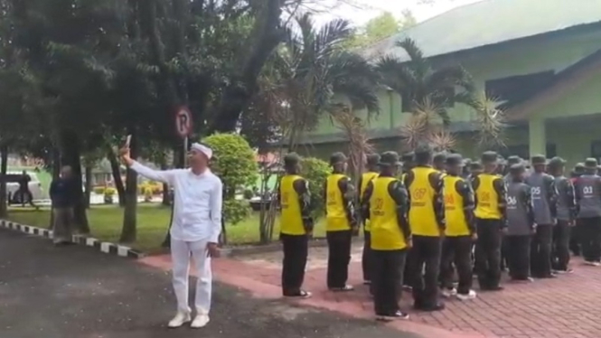 Gubernur Jawa Barat Dedi Mulyadi meninjau pembinaan siswa nakal di Purwakarta