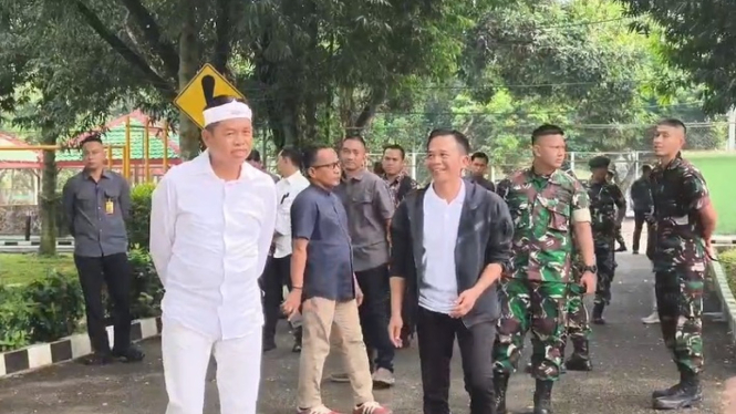 Gubernur Jawa Barat Dedi Mulyadi meninjau pembinaan siswa nakal di Purwakarta