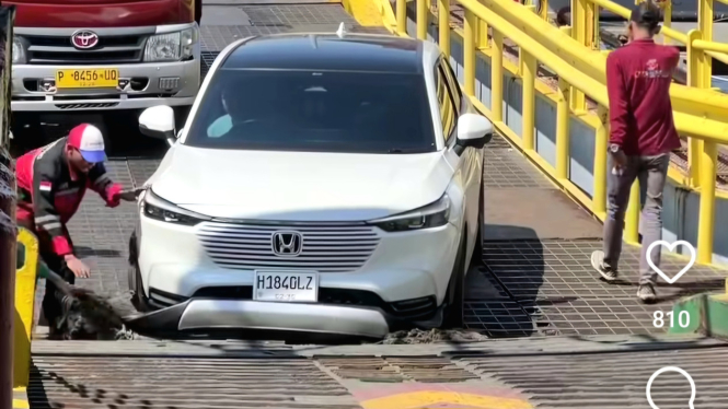 Honda HR-V ringsek saat lewati rampa tinggi kapal