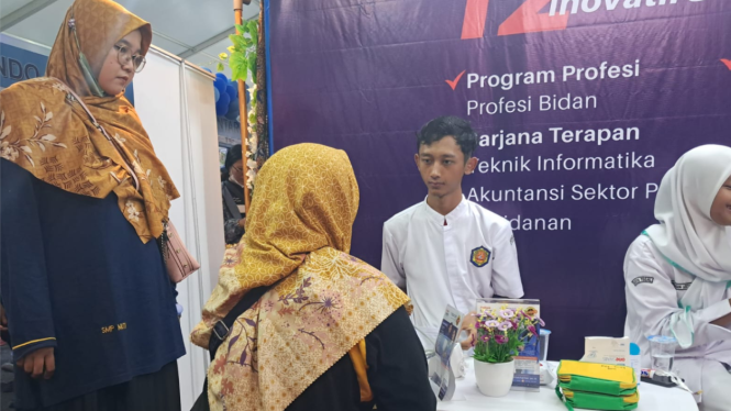 Stand Poltek Harber di Tegal Education Fair 2025