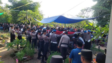 Proses pemakaman Brigadir Muhammad Nurhadi (Satria)