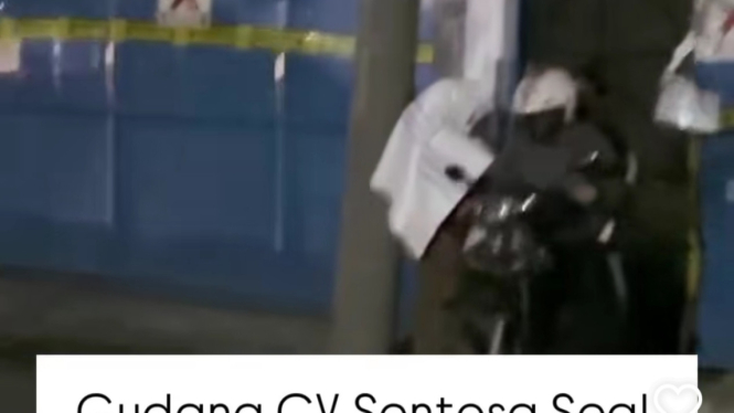 Tampakan layar video pekerja keluar dari gudang UD Sentosa Seal yang disegel di Surabaya. (Foto: Instagram Info_Surabaya) 