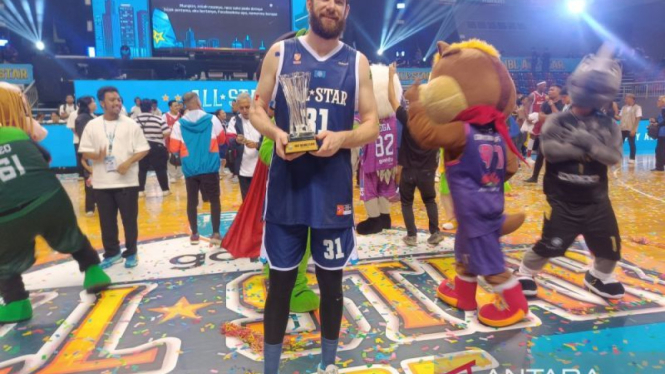 Pebasket Kesatria Bengawan Solo William Artino, memegang trofi MVP IBL All-Star 