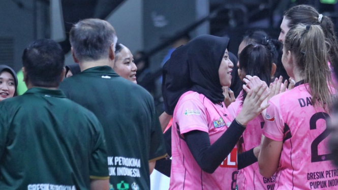 Megawati dan pemain Petrokimia Gresik saat bertanding lawan Electrik PLN (Dok foto: Proliga)