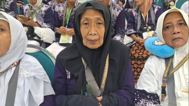 Calon haji asal Kabupaten Kediri Sri Dewi Sudarwati (tengah)