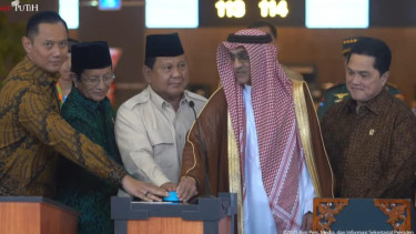 Presdien Prabowo bersama jajaran Kabinet Merah Putih meresmikan Terminal Khusus Haji dan Umrah di Terminal 2F, Bandara Udara Internasional Soekarno Hatta