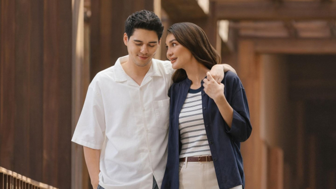 Luna Maya bersama Maxime Bouttier di Jepang