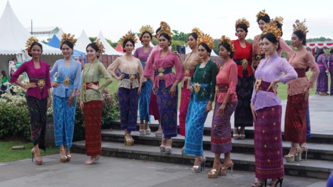 Miss Unverse Asia 2025 menggunakan kain endek Bali saat hadir dalam Kartini Fest di Peninsula Island.