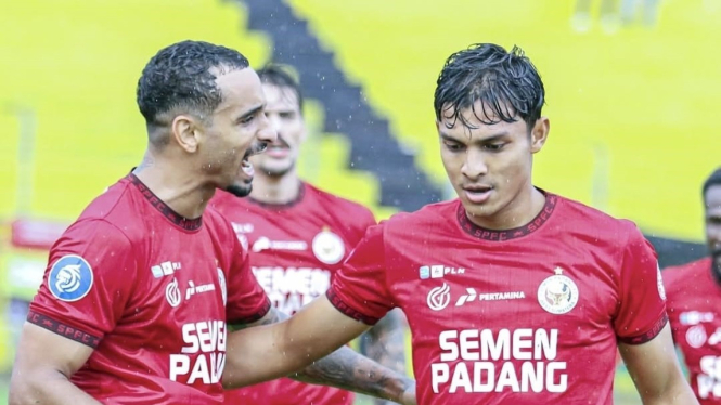 Pemain Semen Padang merayakan gol