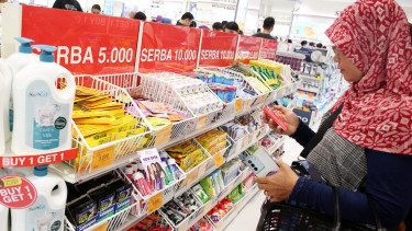 AEON Health & Beauty di Green Pramuka Square, Jakarta.