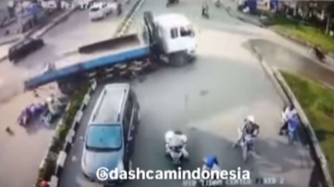 Detik-detik Truk Lori Lindas Pemotor di Batam, 2 Korban Tewas dan 2 Kritis