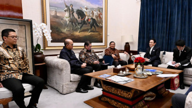 Presiden RI Prabowo Subianto menerima kunjungan Utusan Khusus Perdana Menteri Jepang, yang juga mantan Perdana Menteri Jepang, Fumio Kishida di kediamannya di Jalan Kertanegara IV, Jakarta Selatan (sumber foto: Biro Pers Sekretariat Presiden)