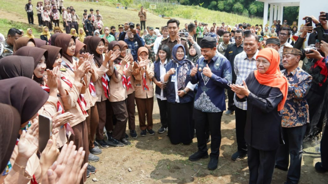 Gubernur Jawa Timur Khofifah Indar Parawansa (kanan)