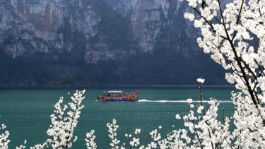 Perahu wisata berlayar di Sungai Liuchong di kota Qianxi, provinsi Guizhou, Tiongkok barat daya. FOTO: CHINA DAILY/ASIA NEWS NETWORK