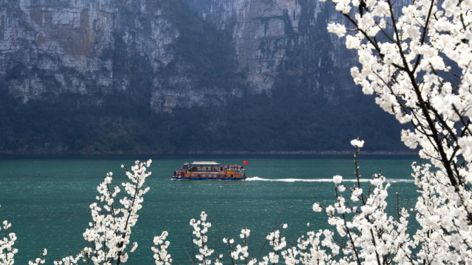 Perahu wisata berlayar di Sungai Liuchong di kota Qianxi, provinsi Guizhou, Tiongkok barat daya. FOTO: CHINA DAILY/ASIA NEWS NETWORK