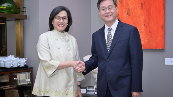 Menteri Keuangan Sri Mulyani Indrawati bersama Menteri Keuangan China, H.E. Lan Fo'an (dok: Instagram @smindrawati)