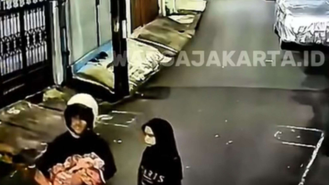 Sejoli Terekam CCTV Buang Bayi di Kawasan Pulo Gadung