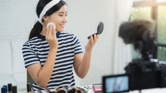 5 Tips Memakai Bedak Tabur yang Benar untuk Hasil Makeup Natural dan Tahan Lama