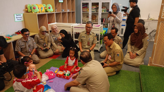 Gubernur Jakarta Pramono Anung (duduk membelakangi kamera) saat mengunjungi Daycare di Balai Kota Jakarta (Dok. Humas Pemprov Jakarta)