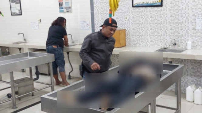 Jenazah residivis curanmor terbaring di kamar mayat usai ditembak mati.