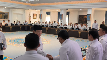 Hasan Nasbi menyalami Presiden RI Prabowo Subianto jelang sidang kabinet di Istana Kepresidenan, Jakarta Pusat, Senin, 5 Mei 2025