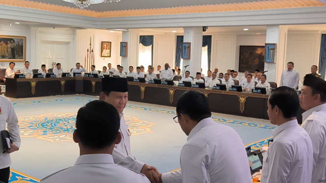 Hasan Nasbi menyalami Presiden RI Prabowo Subianto jelang sidang kabinet di Istana Kepresidenan, Jakarta Pusat, Senin, 5 Mei 2025