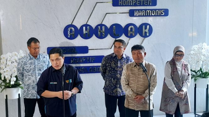 [Menteri BUMN, Erick Thohir bersama Plt Dirut BSI, Bob Tyasika Ananta, dalam konferensi pers di kantor Kementerian BUMN, Jakarta, Senin, 5 Mei 2025]