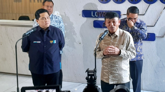 [Menteri BUMN, Erick Thohir bersama Plt Dirut BSI, Bob Tyasika Ananta, dalam konferensi pers di kantor Kementerian BUMN, Jakarta, Senin, 5 Mei 2025]