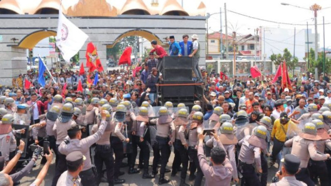 Aksi demo ribuan petani singkong di Lampung,