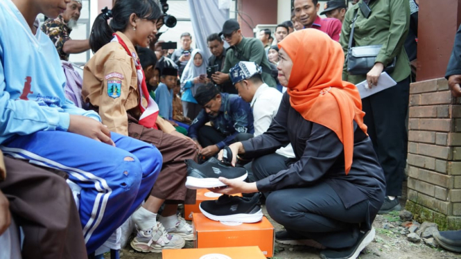 Gubernur Jawa Timur Khofifah Indar Parawansa (kanan)