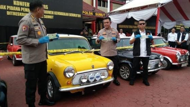 Polda Sumut paparkan kasus pemalsuan dokumen kendaraan bermotor.(B.S.Putra/VIVA)
