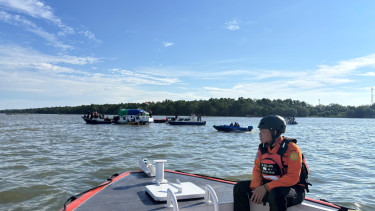 Proses pencarian korban hilang oleh petugas Tim SAR di perairan Teluk Balikpapan