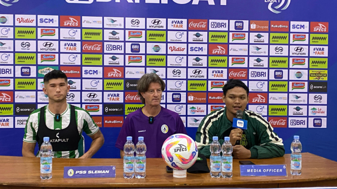 Pelatih PSS Sleman Pieter Huistra (tengah) 