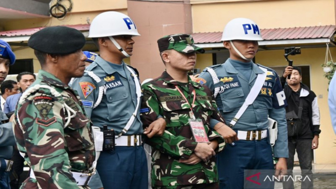 Terdakwa Kelasi Satu Jumran (kedua kanan)